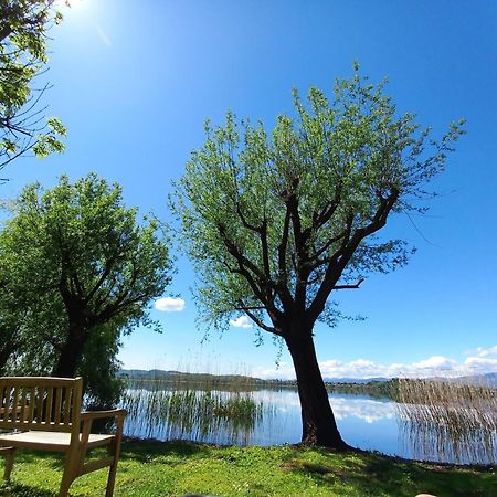 Appartamento Miralago Con Giardino Sul Lago Gavirate Exteriör bild