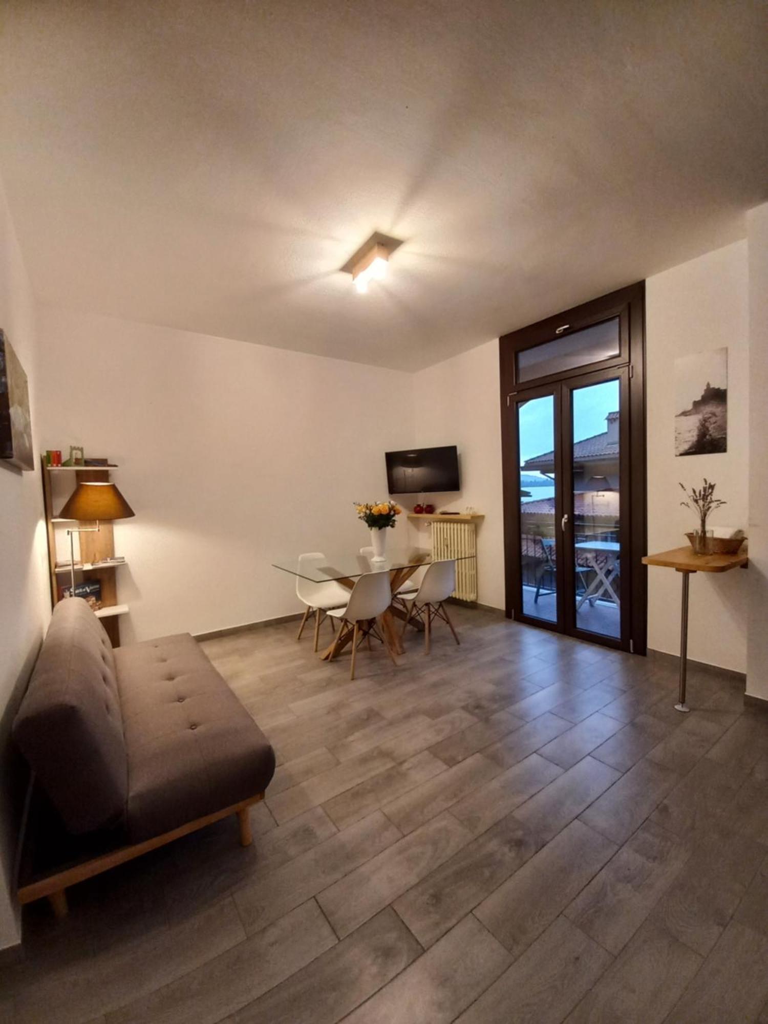Appartamento Miralago Con Giardino Sul Lago Gavirate Exteriör bild